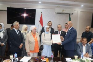 "نتمنى أن نراكي في أعلى المناصب" .. محافظ القليوبية يكرم الأولى على التعليم الفني