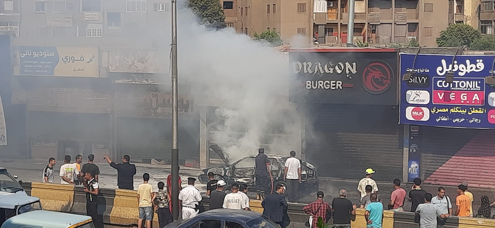 السيطرة على حريق بسيارة ملاكي بشارع الكورنيش بمدينة شبرا الخيمة السيطرة على حريق بسيارة ملاكي بشارع الكورنيش بمدينة شبرا الخيمة