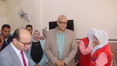 محافظ القليوبية يتفقد مبادرة "خليك في بيتك.. نطمنك ونطمن عليك" لكبار السن في بنها