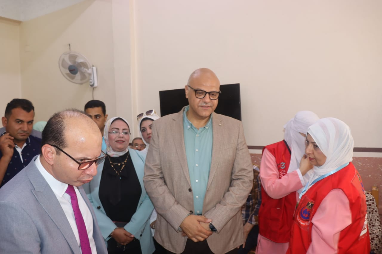 محافظ القليوبية يتفقد مبادرة "خليك في بيتك.. نطمنك ونطمن عليك" لكبار السن في بنها