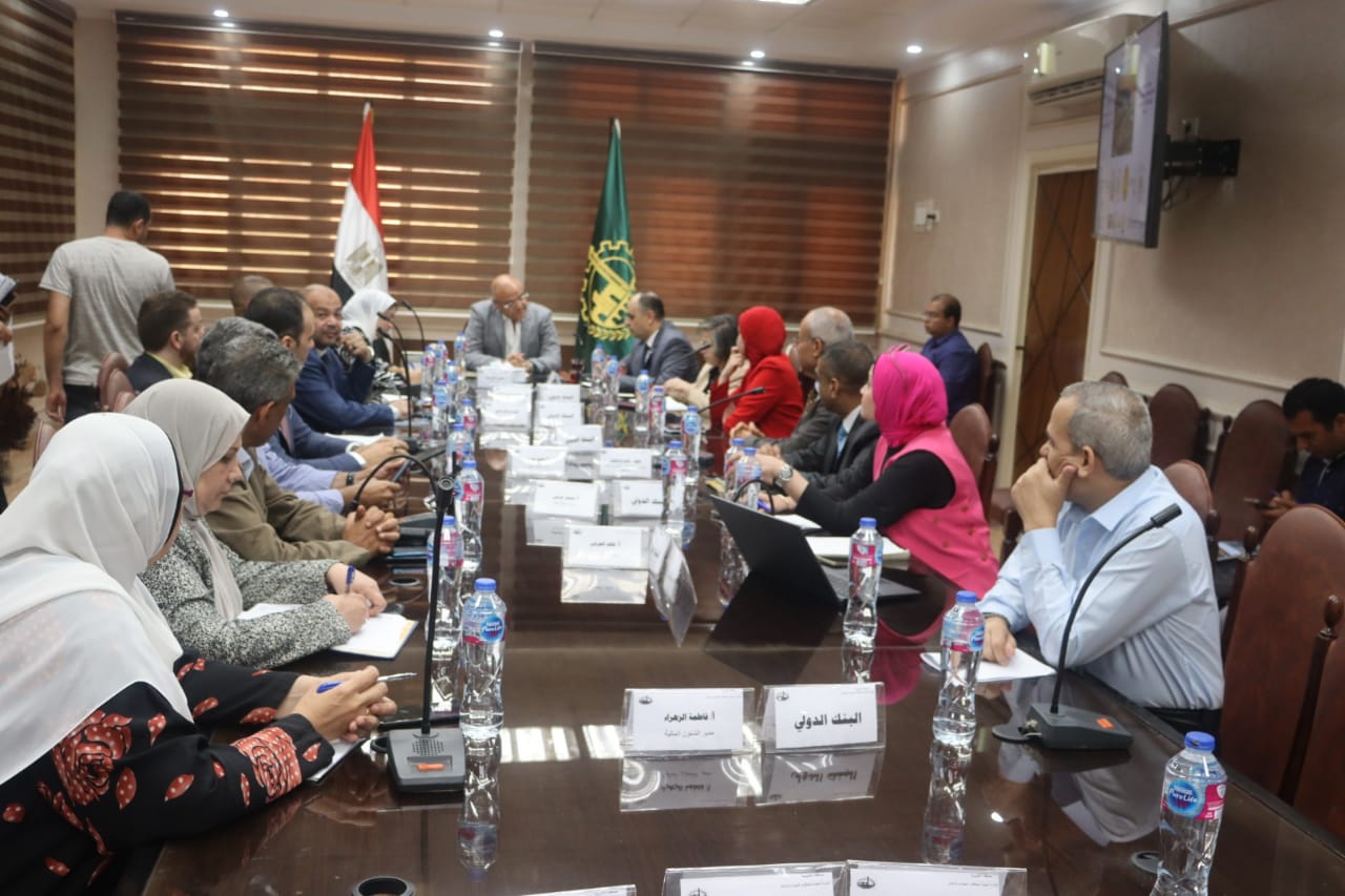 محافظ القليوبية يناقش مع أعضاء البنك الدولي تنفيذ مشروعات في مجال البيئة محافظ القليوبية يناقش مع أعضاء البنك الدولي تنفيذ مشروعات في مجال البيئة
