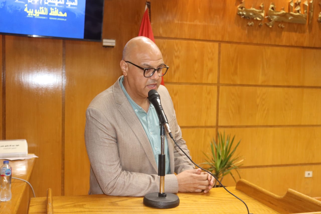 محافظ القليوبية يناقش ملفات التصالح على مخالفات البناء ومشروعات حياه كريمة