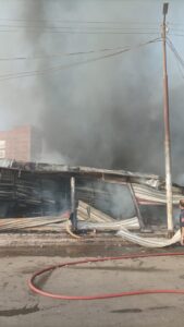 حريق هائل بمعرض ملابس بنها، صور