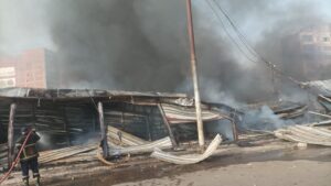 حريق هائل بمعرض ملابس بنها، صور