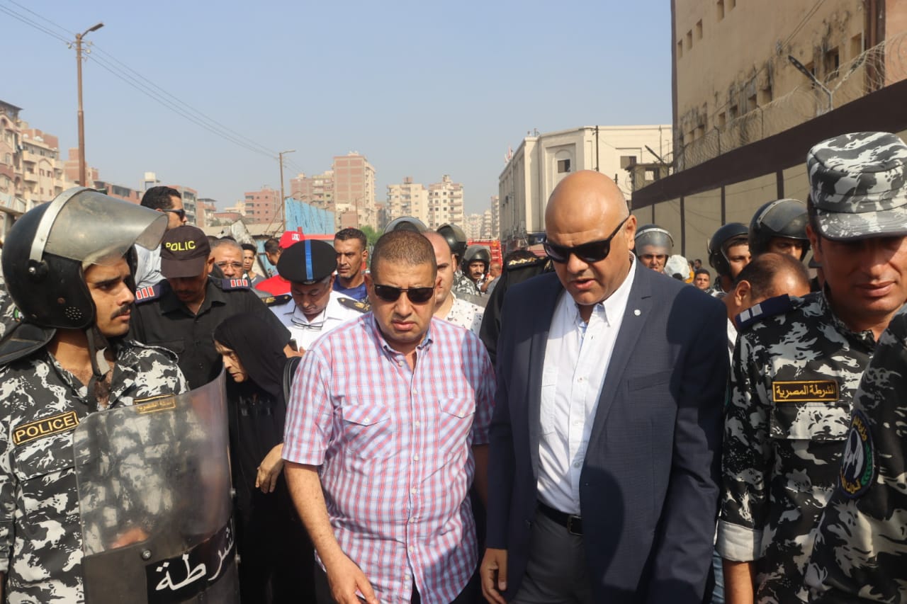 محافظ القليوبية يتفقد حريق معرض ملابس بنها ويوجه بتشكيل لجنة للتحقيق