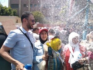 بالورود والبلالين.. أولياء أمور طلاب الثانوية العامة يحتفلون معهم أمام اللجان لانتهاء الامتحانات (صور)