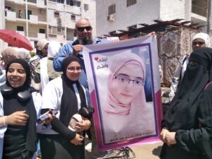 بالورود والبلالين.. أولياء أمور طلاب الثانوية العامة يحتفلون معهم أمام اللجان لانتهاء الامتحانات (صور)