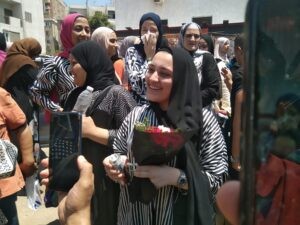 بالورود والبلالين.. أولياء أمور طلاب الثانوية العامة يحتفلون معهم أمام اللجان لانتهاء الامتحانات (صور)