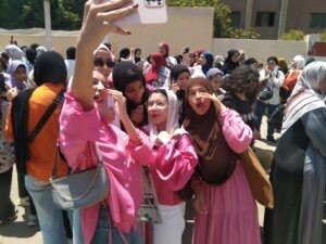 بالورود والبلالين.. أولياء أمور طلاب الثانوية العامة يحتفلون معهم أمام اللجان لانتهاء الامتحانات (صور)