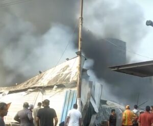 حريق هائل بمعرض ملابس بنها، صور