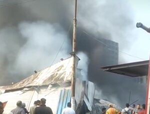 حريق هائل بمعرض ملابس بنها، صور