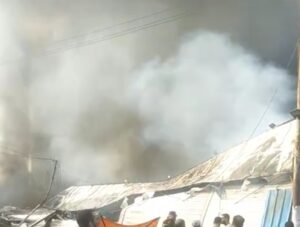 حريق هائل بمعرض ملابس بنها، صور