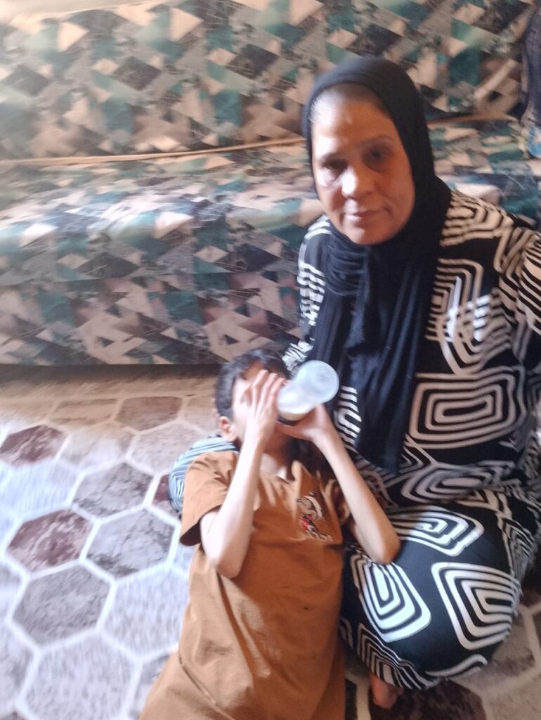 مأساة الطفل "كريم" ببنها .. يعاني من ضمور في العضلات والمخ