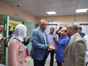 محافظ القليوبية يتفقد مستشفى التأمين الصحي ببنها ويتبرع لصالح بنك الدم