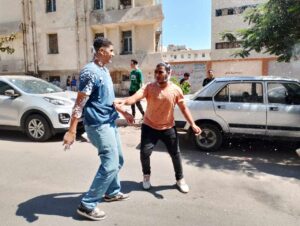 بالأغاني والفوم.. طلاب الثانوية العامة يحتفلون أمام اللجان لانتهاء الامتحانات بالقليوبية (صور)