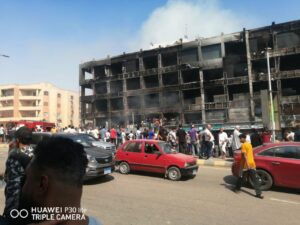 السيطرة على حريق في مول شهير بالعبور دون خسائر بشرية (صور)
