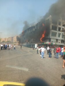 السيطرة على حريق في مول شهير بالعبور دون خسائر بشرية (صور)