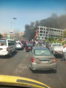 السيطرة على حريق في مول شهير بالعبور دون خسائر بشرية (صور)