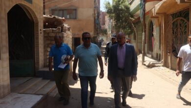 محافظ القليوبية يستجيب لشكوى أحد المواطنين ويصطحبه إلى بلدته بقرية العبادلة 
