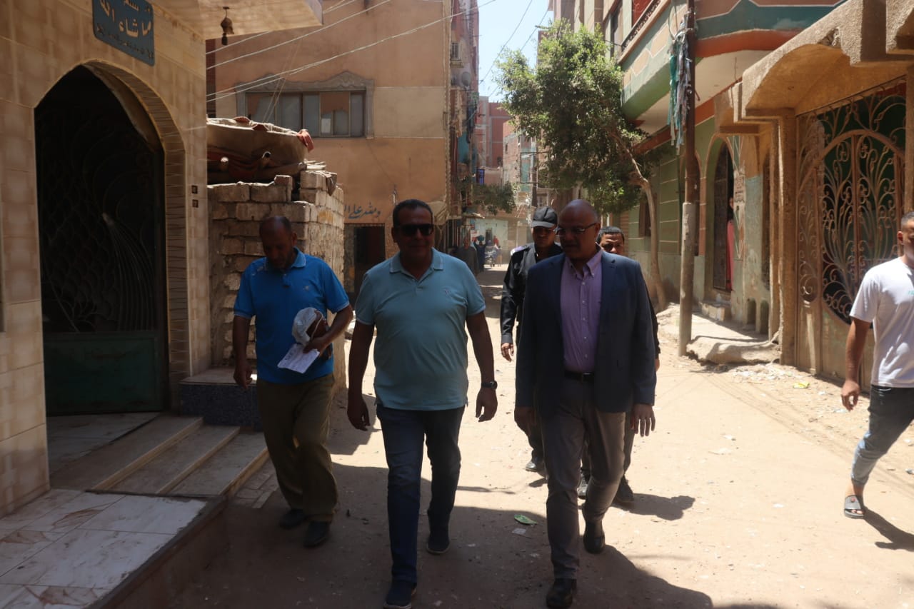 محافظ القليوبية يستجيب لشكوى أحد المواطنين ويصطحبه إلى بلدته بقرية العبادلة محافظ القليوبية يستجيب لشكوى أحد المواطنين ويصطحبه إلى بلدته بقرية العبادلة
