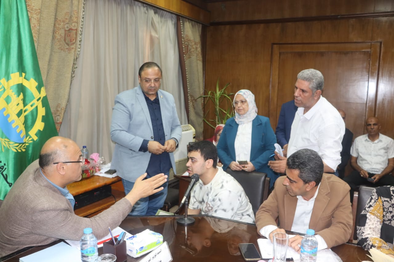 محافظ القليوبية يوفر فرصة عمل لاحد المواطنين من ذوي الهمم ويوفر جهاز العروسة لشقيقته