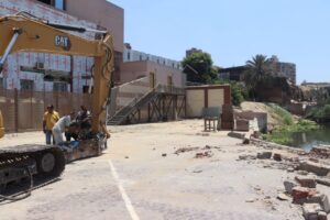 محافظ القليوبية يتابع إزالة التعديات على حرم نهر النيل - صور