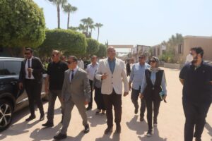 محافظ القليوبية يتفقد عددا من المصانع بمدينة الخانكة (صور)