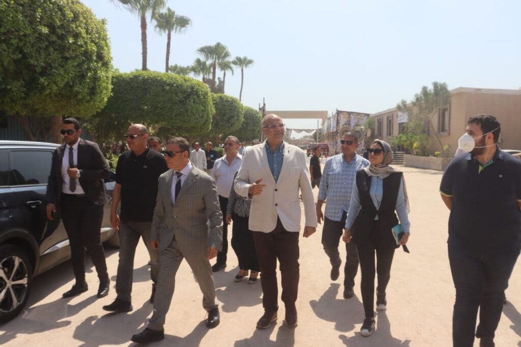 محافظ القليوبية يتفقد عددا من المصانع بمدينة الخانكة (صور)