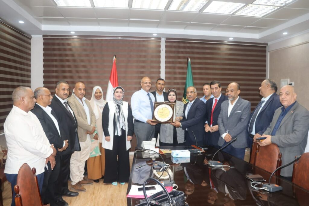 محافظ القليوبيه يلتقي بأعضاء الاتحاد العام لعمال القليوبية محافظ القليوبيه يلتقي بأعضاء الاتحاد العام لعمال القليوبية