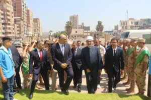 المفتي ومحافظ القليوبية يرفعان علم الجمهورية على ساري بأحد حدائق مدينة بنها