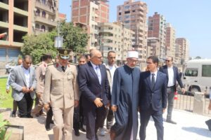 المفتي ومحافظ القليوبية يرفعان علم الجمهورية على ساري بأحد حدائق مدينة بنها