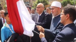 المفتي ومحافظ القليوبية يرفعان علم الجمهورية على ساري بأحد حدائق مدينة بنها