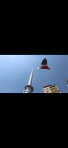 المفتي ومحافظ القليوبية يرفعان علم الجمهورية على ساري بأحد حدائق مدينة بنها
