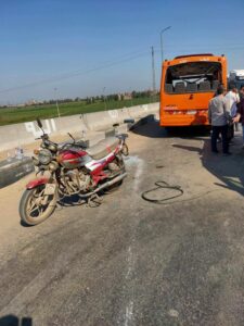 إصابة 24 شخص في حادث تصادم أتوبيس مع سيارة نقل بالطريق الزراعي بالقليوبية