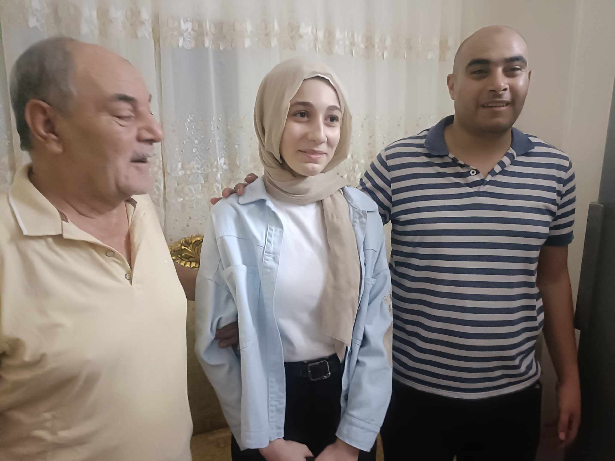 الثانية على الثانوية العامة علمي علوم: فرحت بابا في غربته والحمد لله ربنا مضيعش تعبي الثانية على الثانوية العامة علمي علوم: فرحت بابا في غربته والحمد لله ربنا مضيعش تعبي