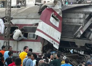 الدفع بـ 20 سيارة إسعاف .. اصطدام قطارين بالزقازيق وأنباء عن وقوع ضحايا