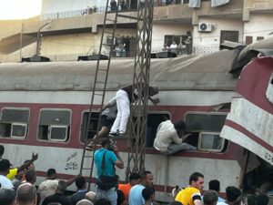 الدفع بـ 20 سيارة إسعاف .. اصطدام قطارين بالزقازيق وأنباء عن وقوع ضحايا