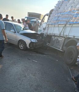 تصادم سيارات وانقلاب حمولة طماطم أعلى الطريق الإقليمي ببنها