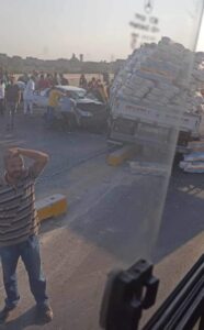 تصادم سيارات وانقلاب حمولة طماطم أعلى الطريق الإقليمي ببنها