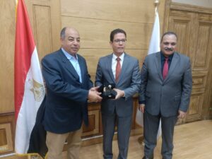 رئيس جامعة بنها يهدي رئيس هيئة الشبان بالقليوبية هدية تذكارية لدوره المجتمعي والتعليمي