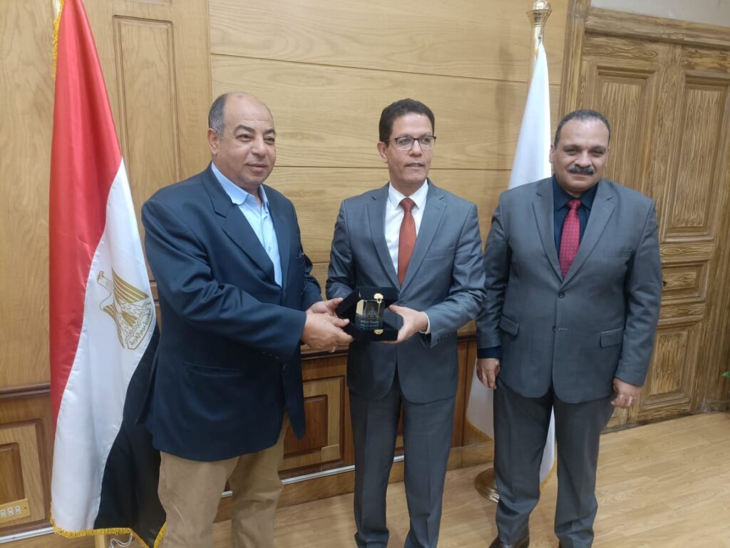 رئيس جامعة بنها يهدي رئيس هيئة الشبان بالقليوبية هدية تذكارية لدوره المجتمعي والتعليمي رئيس جامعة بنها يهدي رئيس هيئة الشبان بالقليوبية هدية تذكارية لدوره المجتمعي والتعليمي