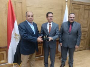 رئيس جامعة بنها يهدي رئيس هيئة الشبان بالقليوبية هدية تذكارية لدوره المجتمعي والتعليمي