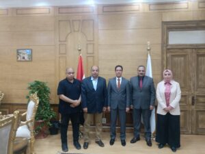 رئيس جامعة بنها يهدي رئيس هيئة الشبان بالقليوبية هدية تذكارية لدوره المجتمعي والتعليمي
