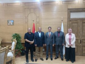 رئيس جامعة بنها يهدي رئيس هيئة الشبان بالقليوبية هدية تذكارية لدوره المجتمعي والتعليمي