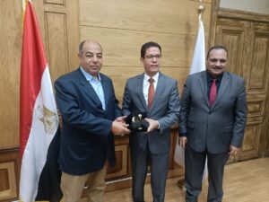 رئيس جامعة بنها يهدي رئيس هيئة الشبان بالقليوبية هدية تذكارية لدوره المجتمعي والتعليمي