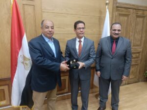 رئيس جامعة بنها يهدي رئيس هيئة الشبان بالقليوبية هدية تذكارية لدوره المجتمعي والتعليمي