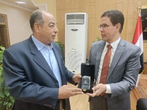 رئيس جامعة بنها يهدي رئيس هيئة الشبان بالقليوبية هدية تذكارية لدوره المجتمعي والتعليمي
