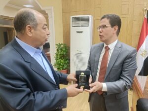 رئيس جامعة بنها يهدي رئيس هيئة الشبان بالقليوبية هدية تذكارية لدوره المجتمعي والتعليمي