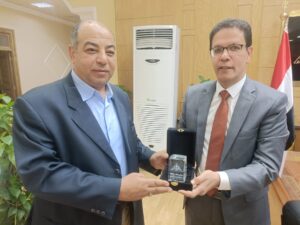 رئيس جامعة بنها يهدي رئيس هيئة الشبان بالقليوبية هدية تذكارية لدوره المجتمعي والتعليمي
