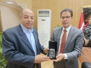 رئيس جامعة بنها يهدي رئيس هيئة الشبان بالقليوبية هدية تذكارية لدوره المجتمعي والتعليمي